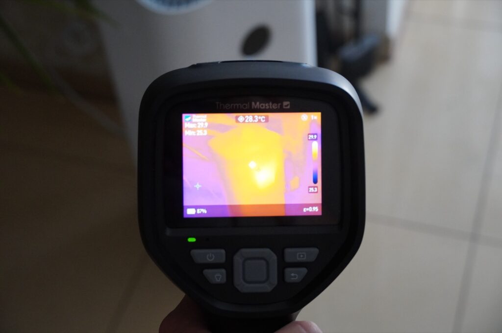 Kamera termowizyjna podczas kontroli pomieszczeń